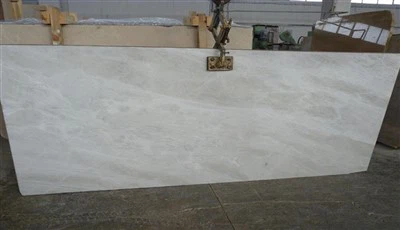 Hopeavalkoinen marmori